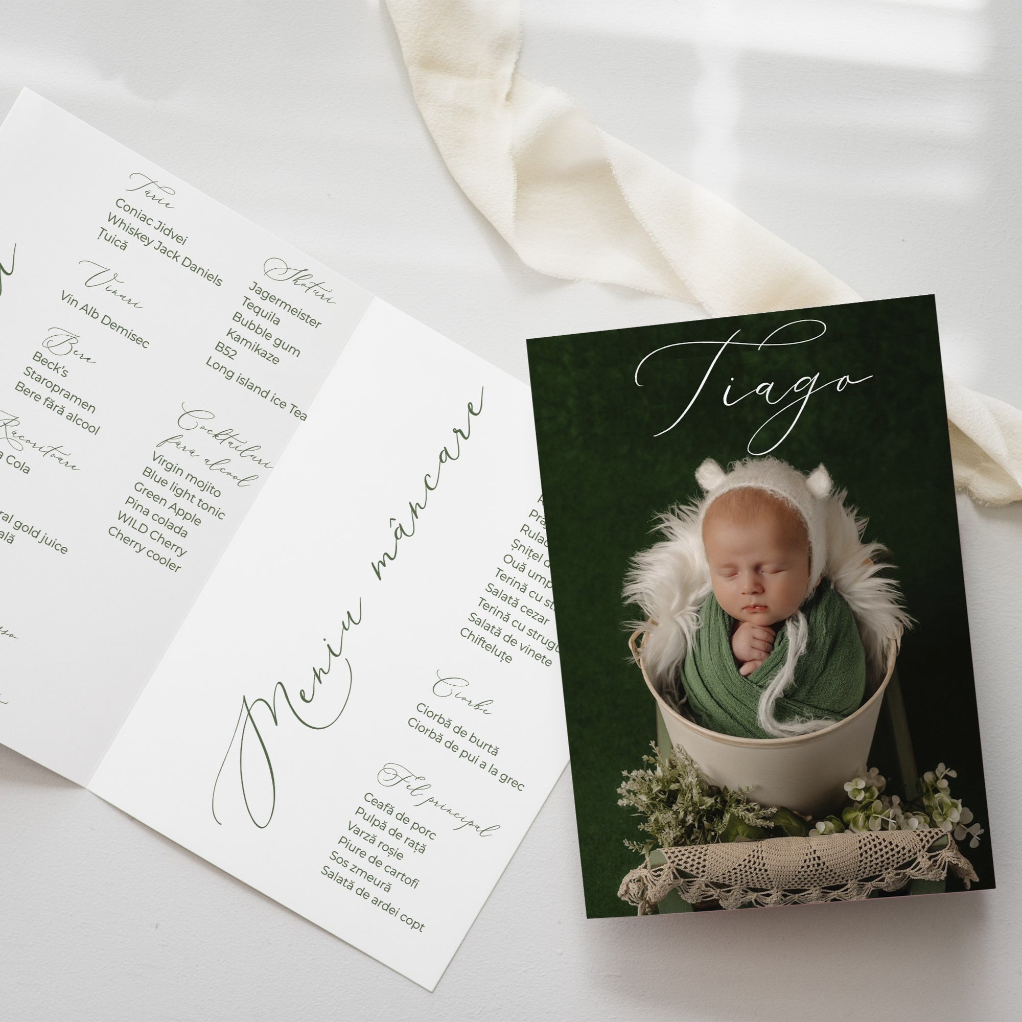 Meniu botez personalizabil cu fotografie bebeluș și fundal verde – model tip carte cu nume copil, ideal pentru botezuri cu decor natural - realizat de Diandra Events