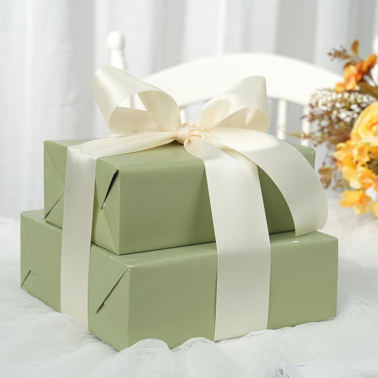 Cutii cadou verde salvie decorate cu panglică satin ivory lată, aranjate elegant pentru evenimente speciale – Diandra Events