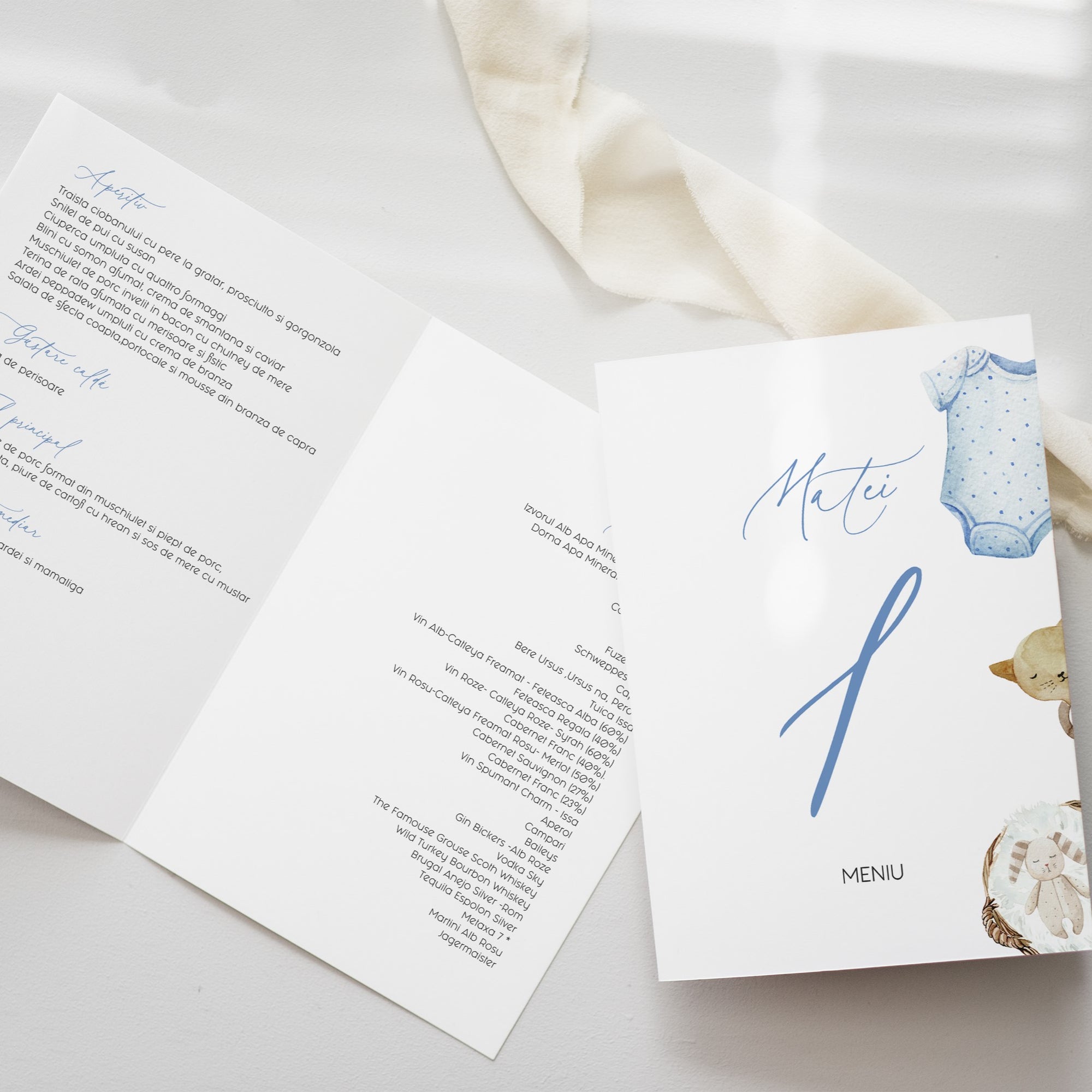 Meniu botez personalizabil cu body bleu – model tip carte elegant pentru băieți, cu nume copil și elemente grafice delicate -realizat de Diandra Events