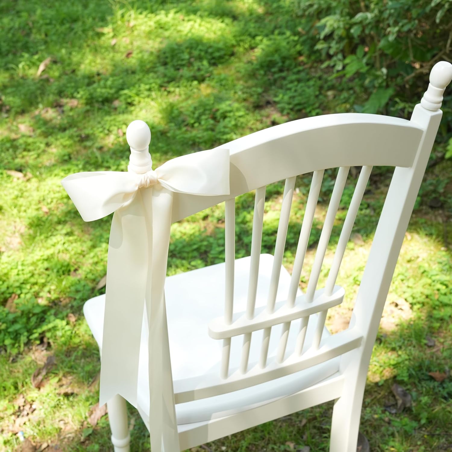 Decor scaun nuntă în aer liber cu panglică satin ivory lată, fundă elegantă pentru evenimente premium – Diandra Events