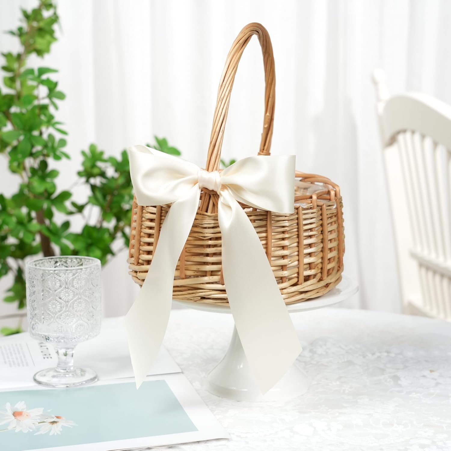 Coș împletit decorat cu panglică satin ivory lată, fundă elegantă pentru nunți și evenimente premium – Diandra Events
