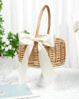 Coș împletit decorat cu panglică satin ivory lată, fundă elegantă pentru nunți și evenimente premium – Diandra Events
