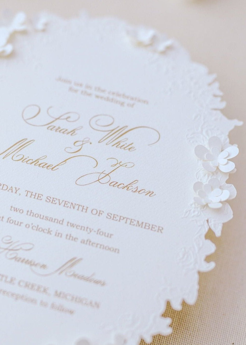 Invitații nuntă de lux personalizate pe hârtie premium tăiată în formă ovală, design elegant – Diandra Events