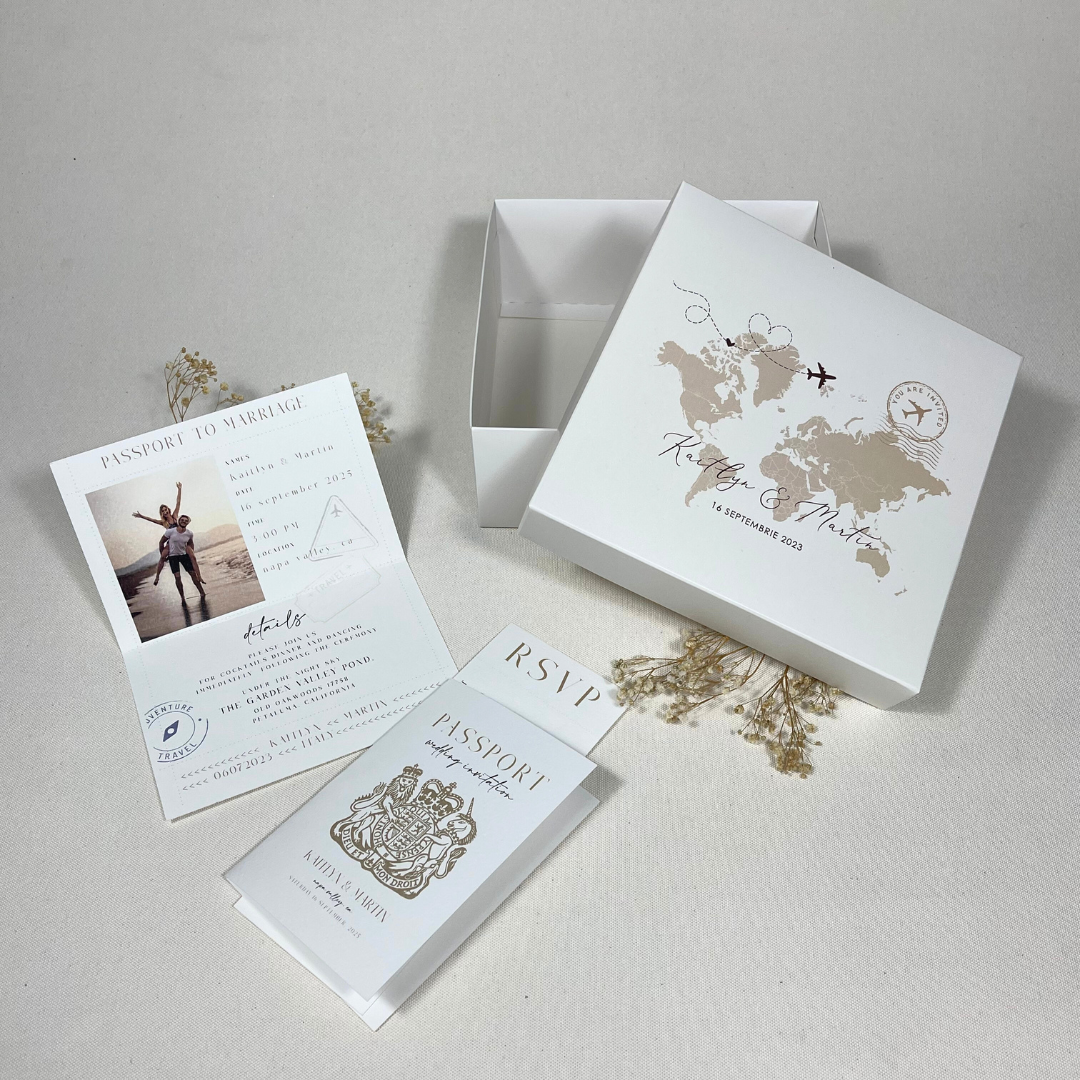 Cutie personalizată tematică florală pentru nuntă cu pașaport simbolic