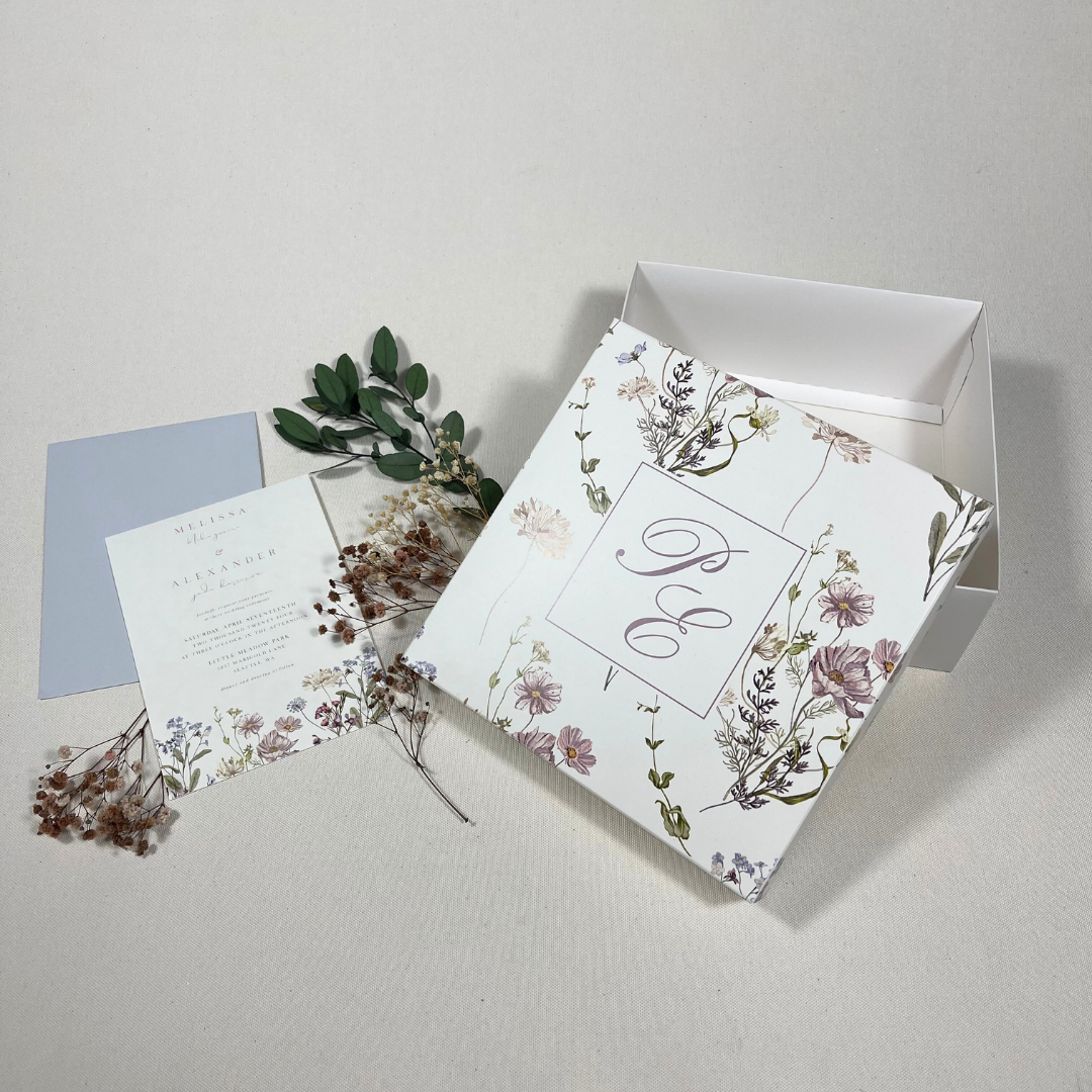 Cutie nuntă personalizată cu flori pastel și pașaport decorativ Diandra Events