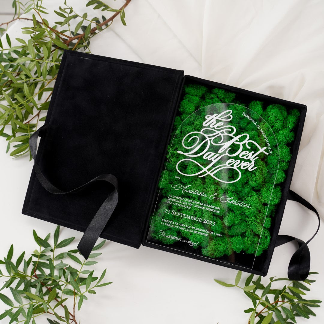 Invitație pentru nași din acril transparent, gravată elegant, prezentată într-o cutie cu licheni din catifea premium, realizată de Diandra Events