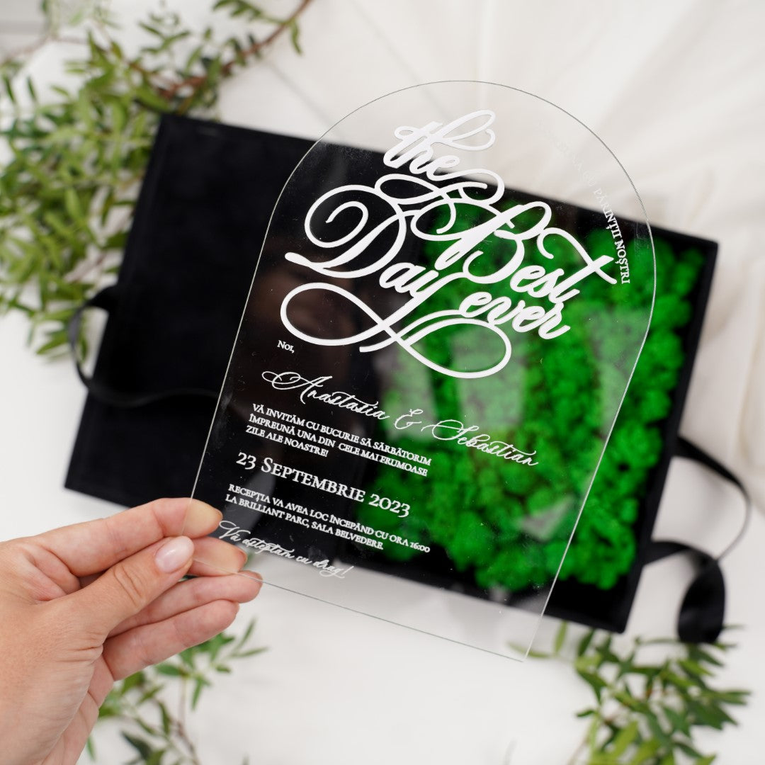 Invitație pentru nași din acril transparent, gravată elegant, prezentată într-o cutie din catifea premium, realizată de Diandra Events