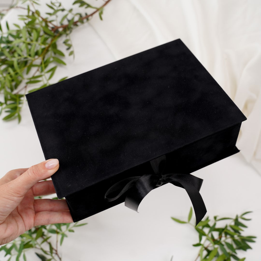 Cutie de catifea neagră premium cu fundă din satin – prezentare elegantă pentru invitații de nuntă acrilice personalizate