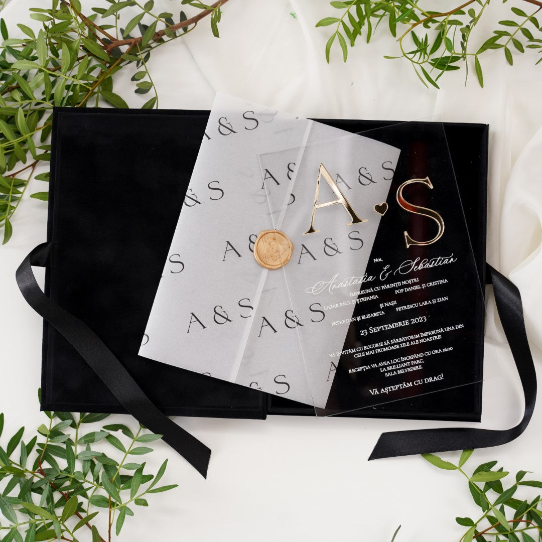 Invitație de nuntă acrilică premium cu inițiale aurii A&S, prezentată într-o cutie de catifea neagră cu plic personalizat