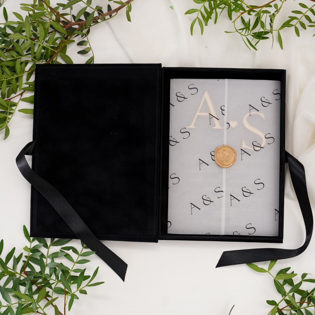 Model exclusiv de invitație de nuntă acrilică transparentă cu detalii aurii și sigiliu elegant, ideală pentru evenimente sofisticate