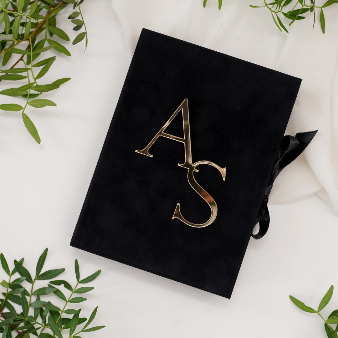 Invitație de nuntă acrilică premium în cutie de catifea neagră, cu inițiale aurii personalizate A și S, design elegant și sofisticat
