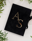 Invitație de nuntă acrilică premium în cutie de catifea neagră, cu inițiale aurii personalizate A și S, design elegant și sofisticat