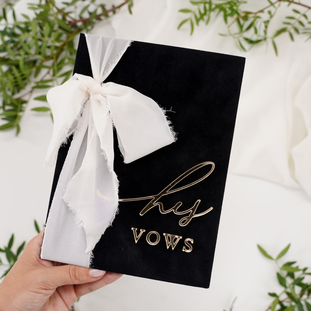 Mapă de catifea neagră premium cu fundă albă din mătase și inscripția aurie His Vows, pentru jurăminte de nuntă, Diandra Events