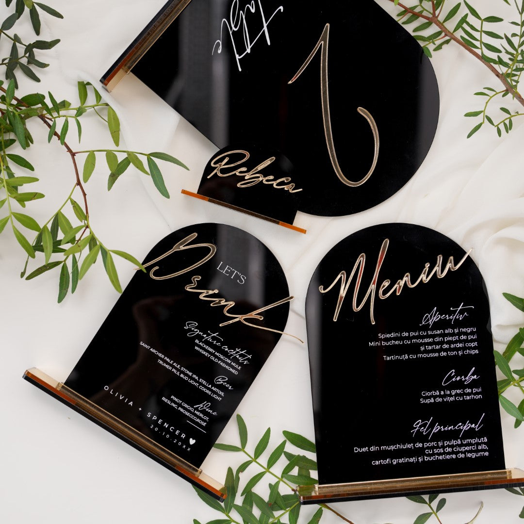 Număr de masă, meniu și plăcuțe cu nume din acril negru cu detalii aurii, design lux, realizate de Diandra Events pentru decor elegant de nuntă
