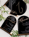 Număr de masă, meniu și plăcuțe cu nume din acril negru cu detalii aurii, design lux, realizate de Diandra Events pentru decor elegant de nuntă