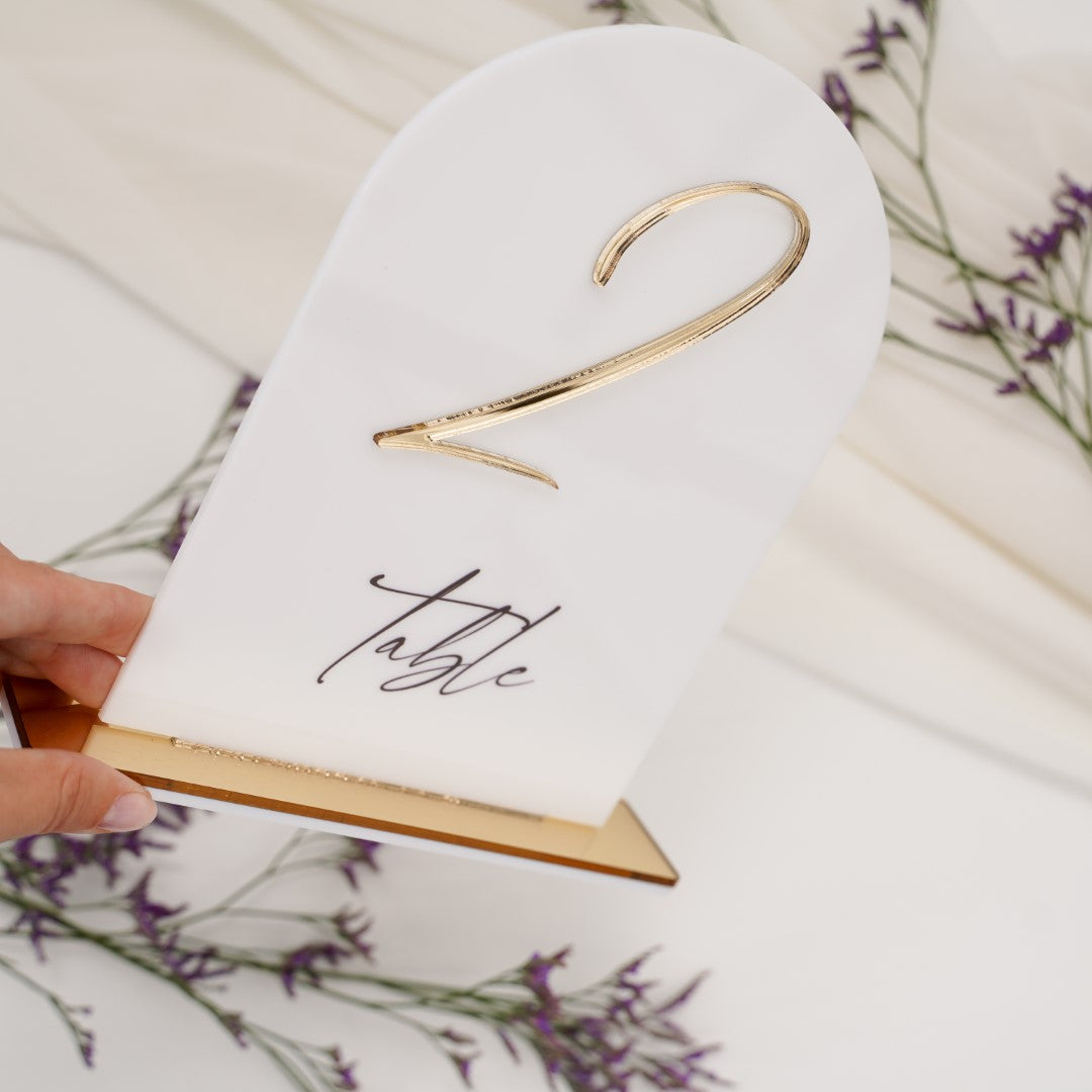 Număr de masă acrilic alb cu font caligrafic, personalizat, Diandra Events