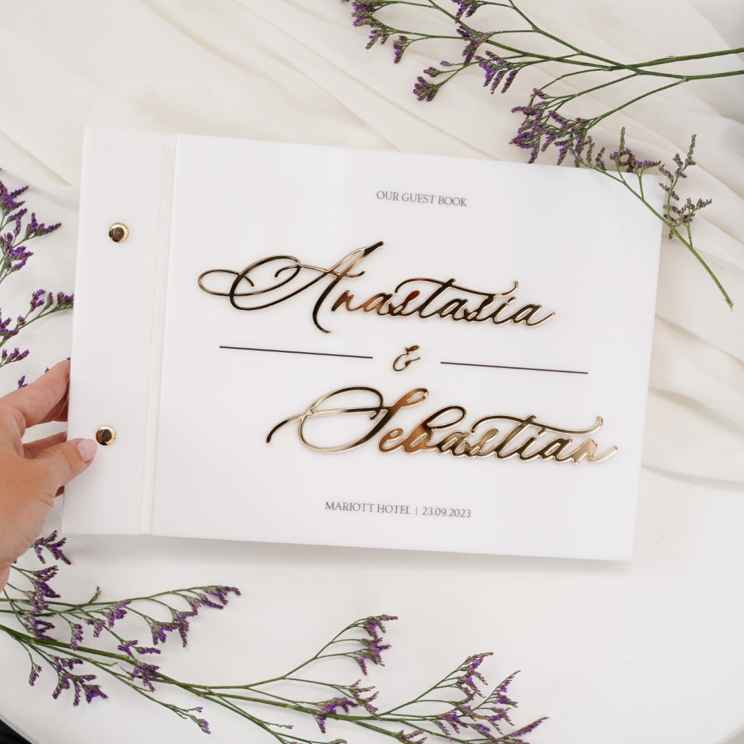 Guest book nuntă acrilic elegant cu litere aurii, accesoriu premium personalizat – Diandra Events