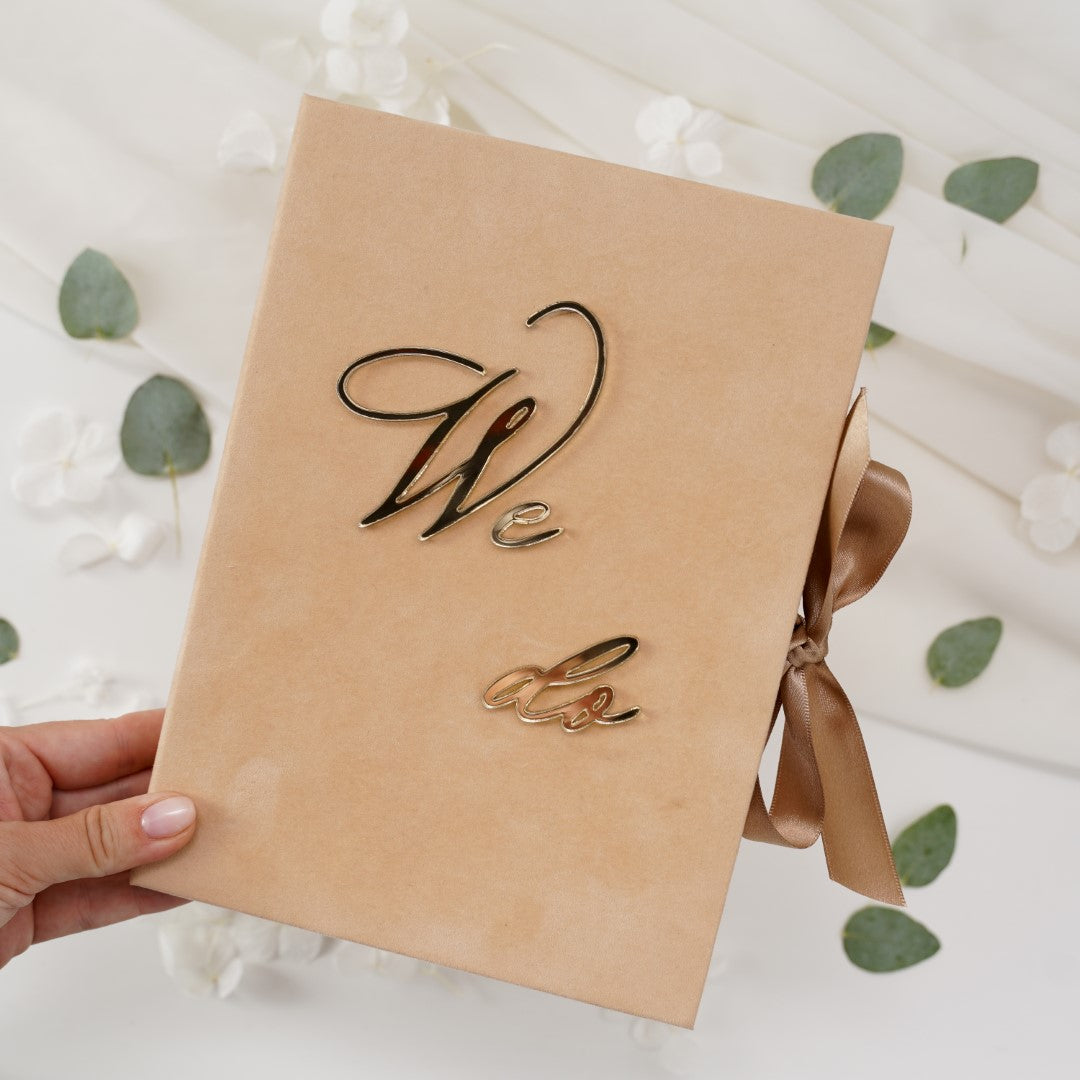 Model premium invitație de nuntă acrilică cu mesaj „We Do” și plic decorat cu inițiale aurii