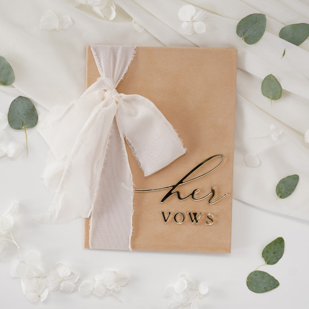 Mapă de catifea bej premium cu fundă albă din mătase și inscripția aurie Her Vows, pentru jurăminte de nuntă, Diandra Events