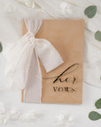 Mapă de catifea bej premium cu fundă albă din mătase și inscripția aurie Her Vows, pentru jurăminte de nuntă, Diandra Events