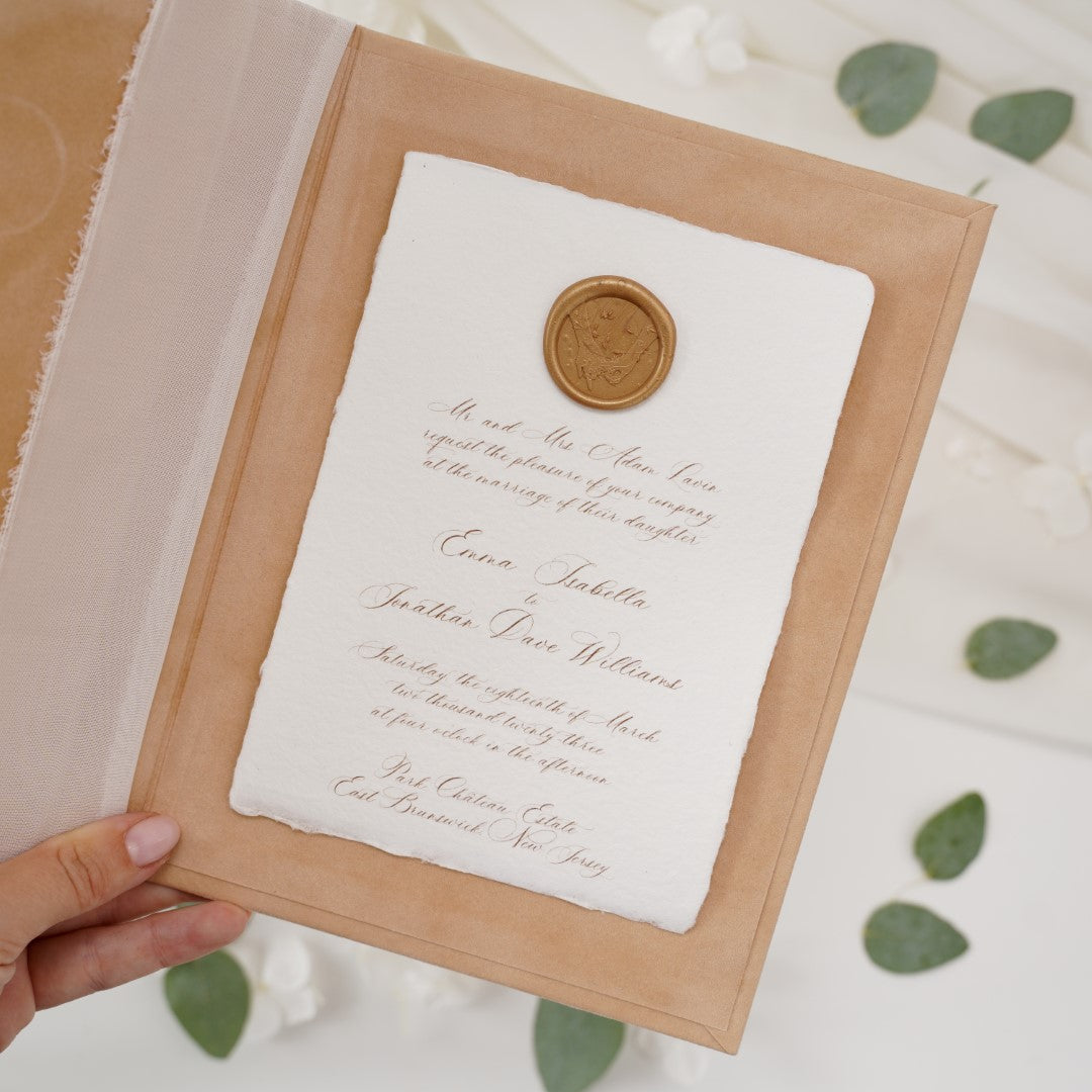 Mapă de catifea bej elegantă pentru jurăminte de nuntă, cu hârtie handmade fine art și sigiliu din ceară, personalizată de Diandra Events