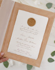 Mapă de catifea bej elegantă pentru jurăminte de nuntă, cu hârtie handmade fine art și sigiliu din ceară, personalizată de Diandra Events