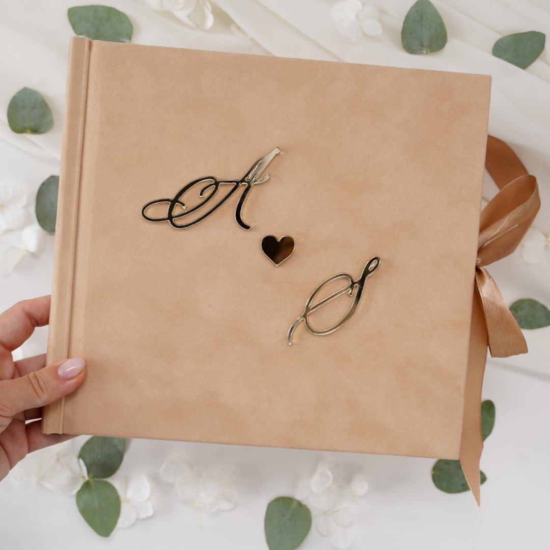 Cutie de catifea bej pentru invitații de nuntă din acril auriu, personalizată cu inițiale și inimă acril auriu