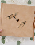 Cutie de catifea bej pentru invitații de nuntă din acril auriu, personalizată cu inițiale și inimă acril auriu