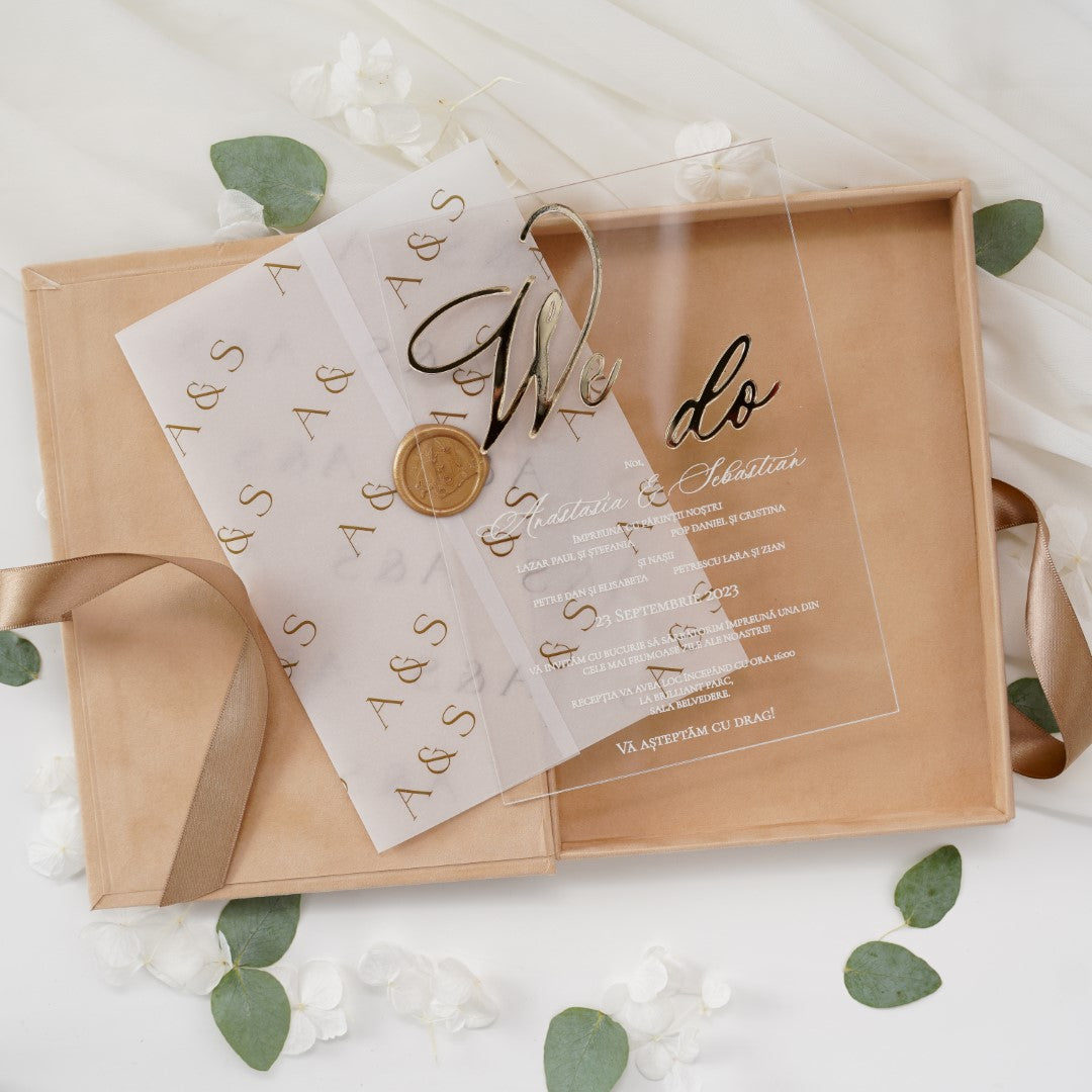 Invitație nuntă nași plexiglas elegantă We Do, prezentată în cutie de catifea premium – Diandra Events