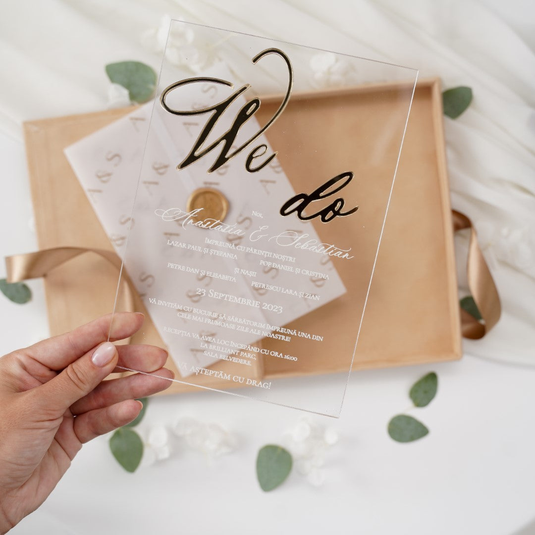 Invitații de nuntă acrilice personalizabile realizate de Diandra Events, cu cutie de lux și design modern