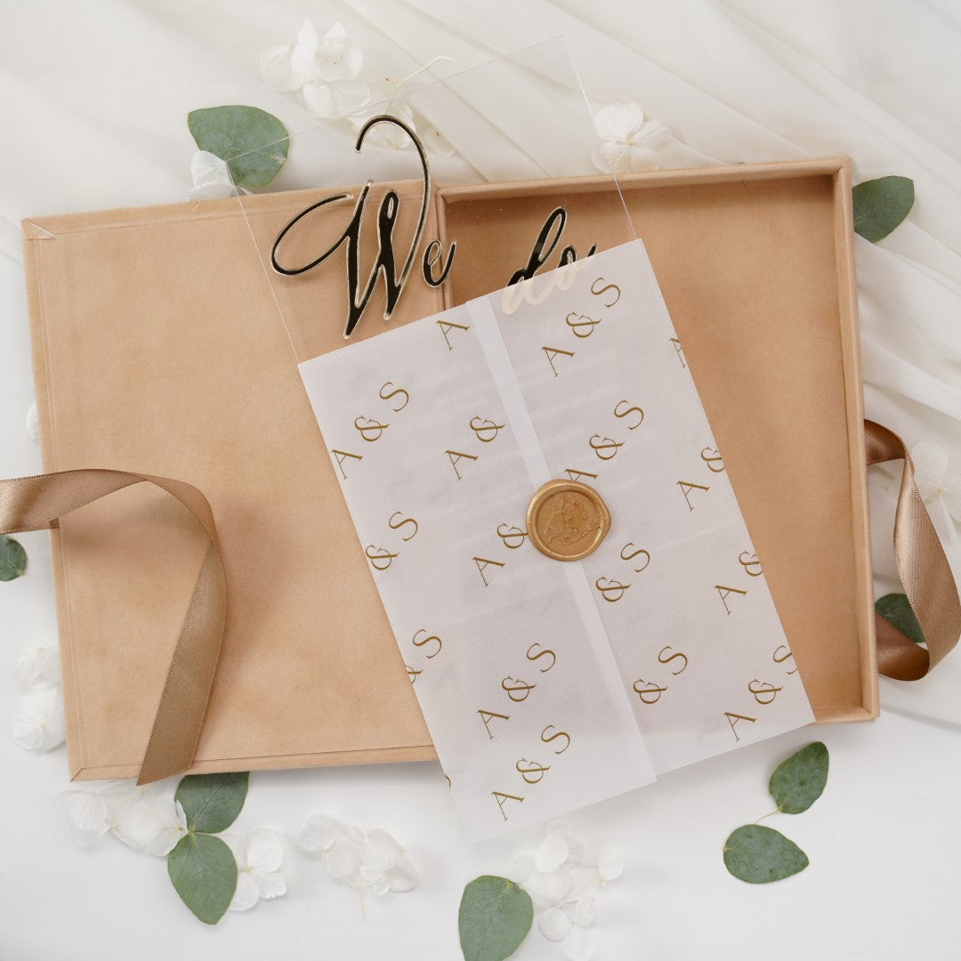 Colecție exclusivă invitații de nuntă acrilice by Diandra Events, cu detalii aurii și prezentare premium