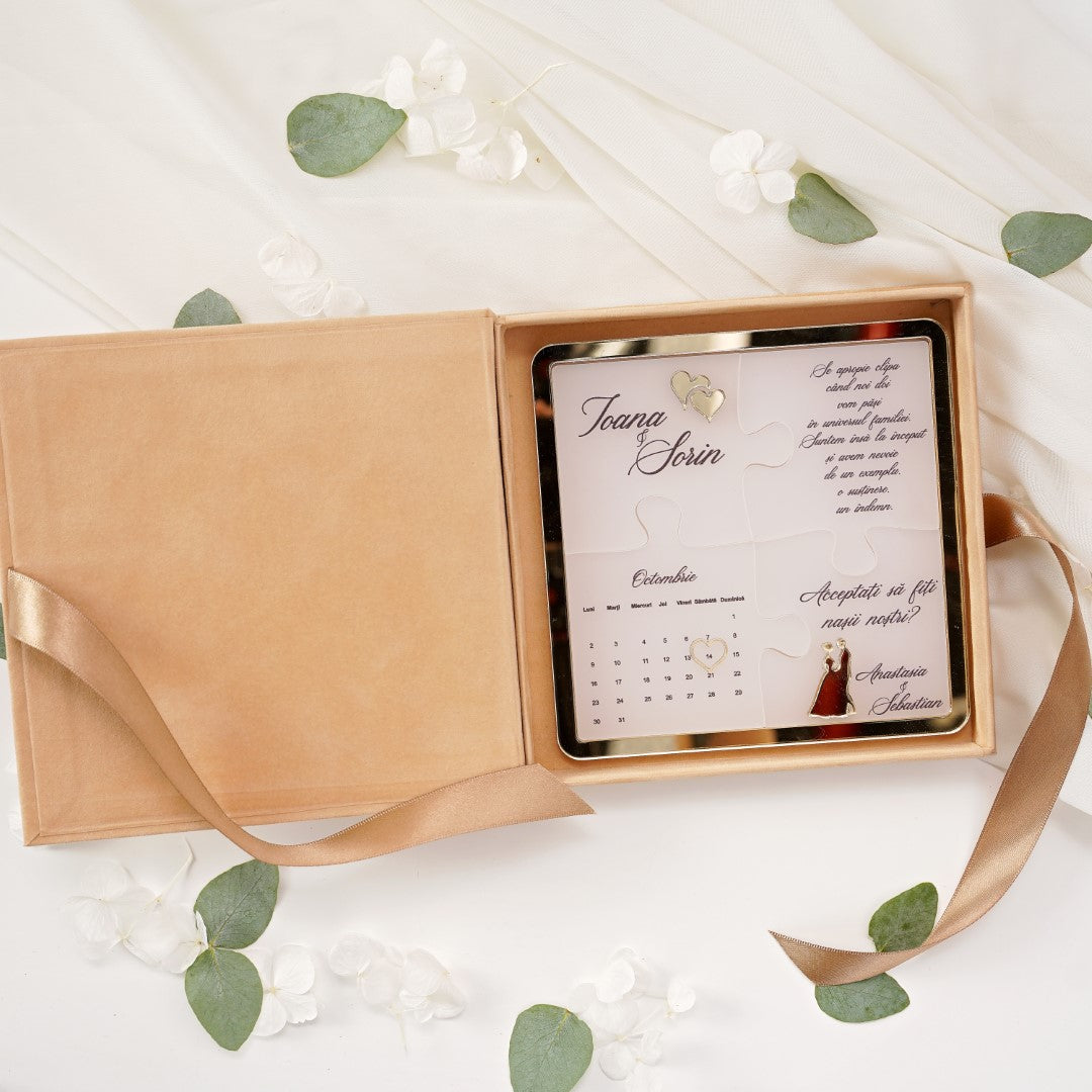 Cutie de catifea premium cu invitație puzzle personalizată pentru nași.