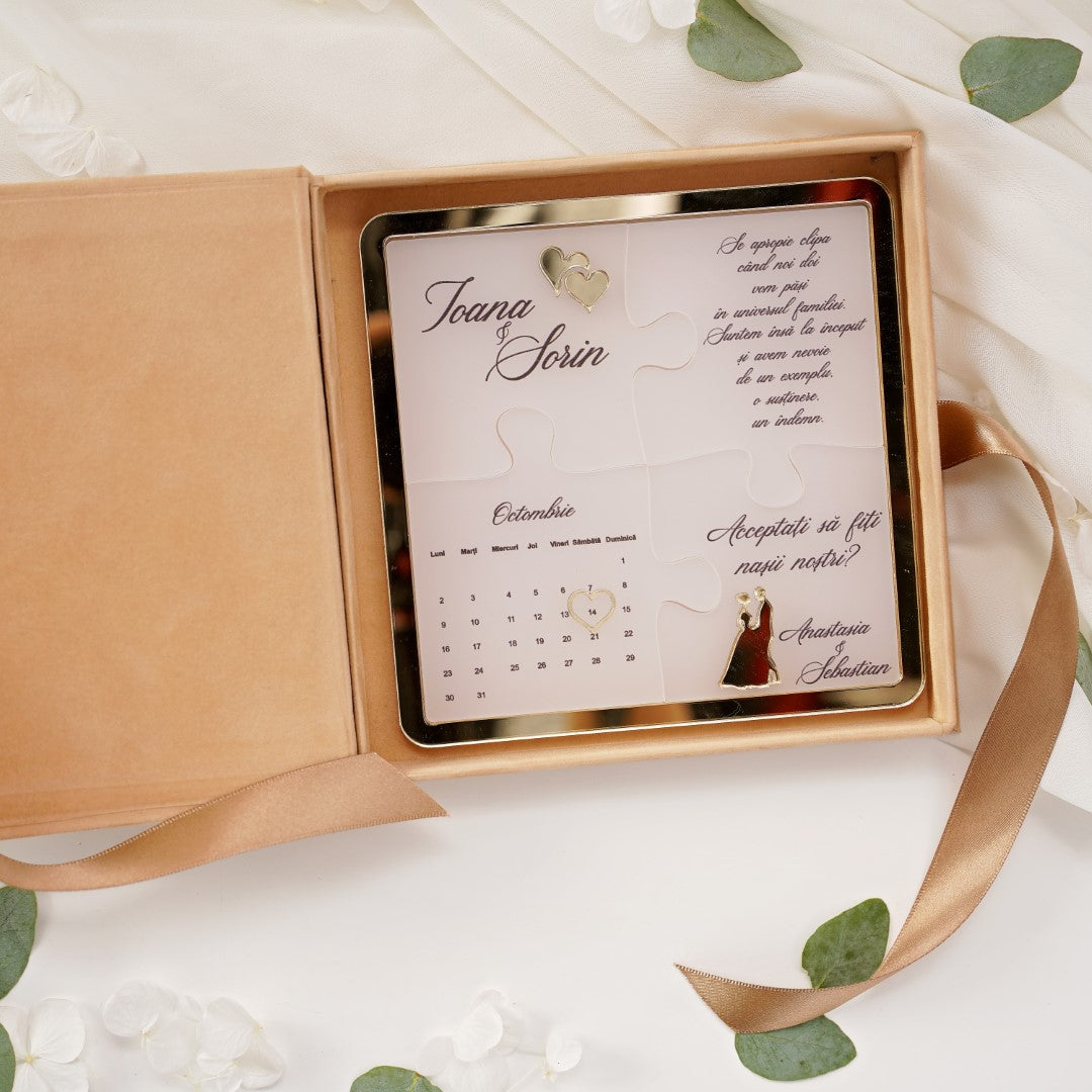 Invitație nuntă puzzle personalizată în cutie de catifea elegantă.