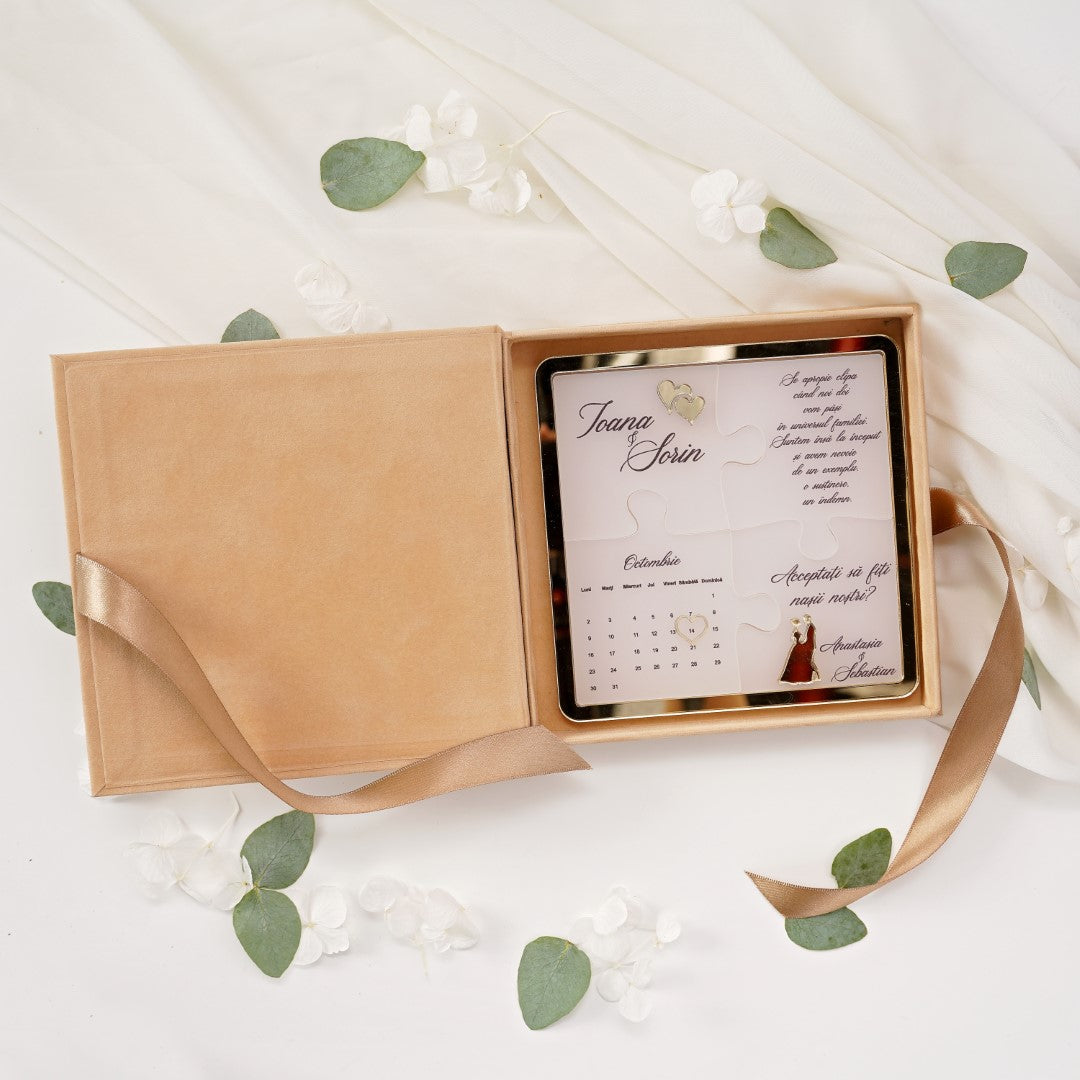 Invitație de nuntă de lux tip puzzle cu calendar și design elegant.