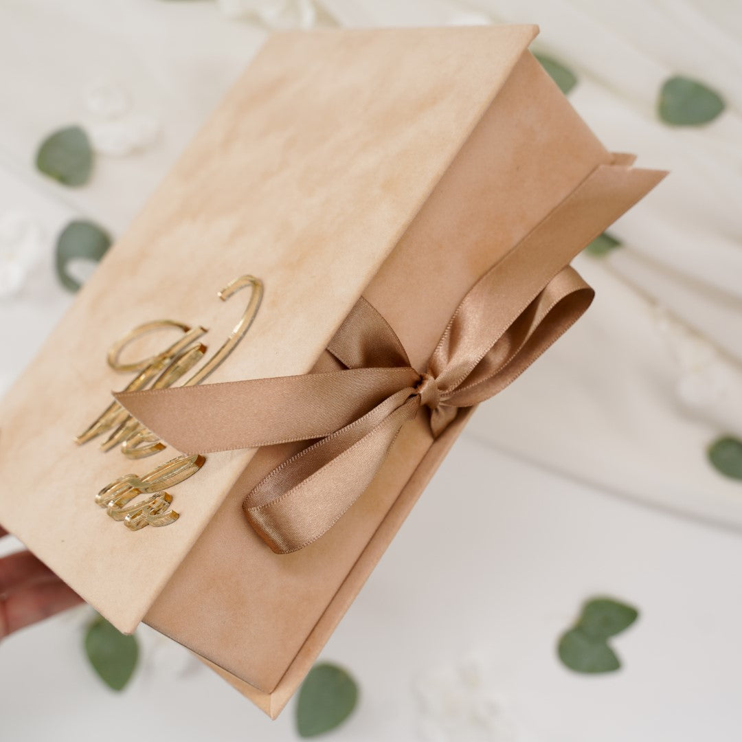 Cutie bej catifea premium cu invitație acrilică aurie We Do și fundă din satin elegantă
