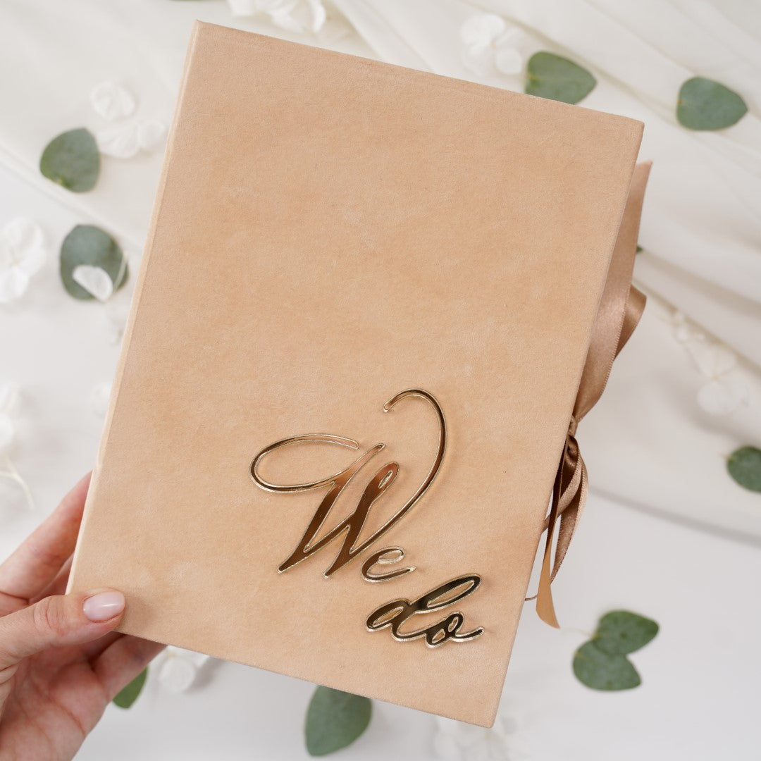 Cutie de catifea bej premium cu fundă din satin, ideală pentru invitații de nuntă elegante