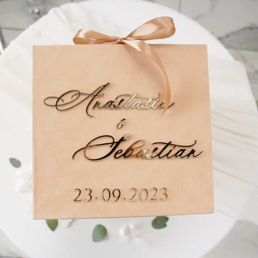 Cutie Dar Nuntă din catifea premium, personalizată cu litere acrilice 3D, decor elegant pentru recepția invitaților, realizată de Diandra Events