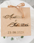Cutie Dar Nuntă din catifea premium, personalizată cu litere acrilice 3D, decor elegant pentru recepția invitaților, realizată de Diandra Events