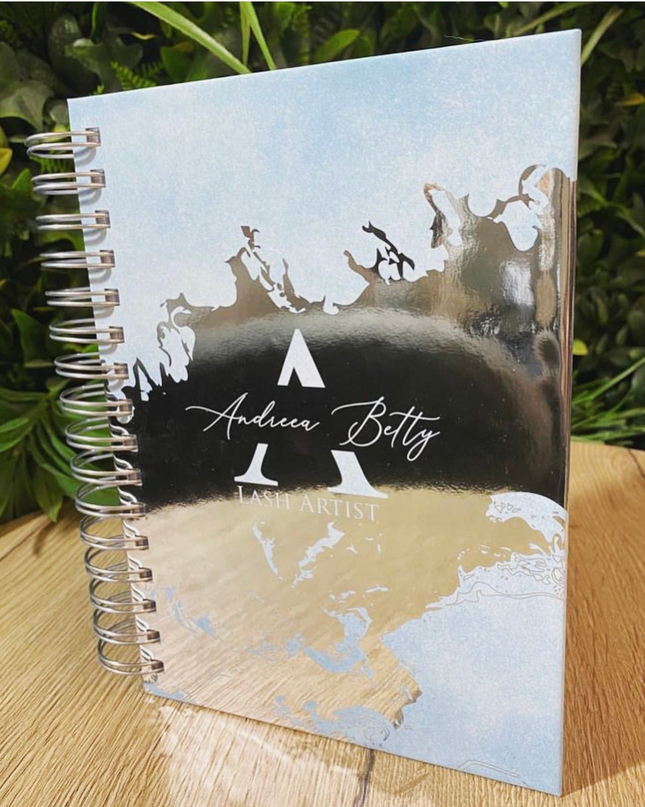 Cadouri corporate agende personalizate cu folie aurie și copertă premium – Diandra Events