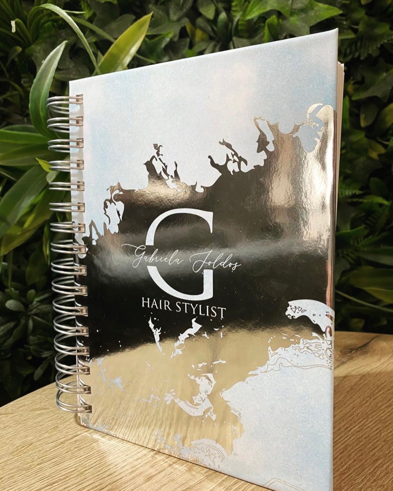 Agendă personalizată premium cu folio auriu pentru cadouri corporate – Diandra Events