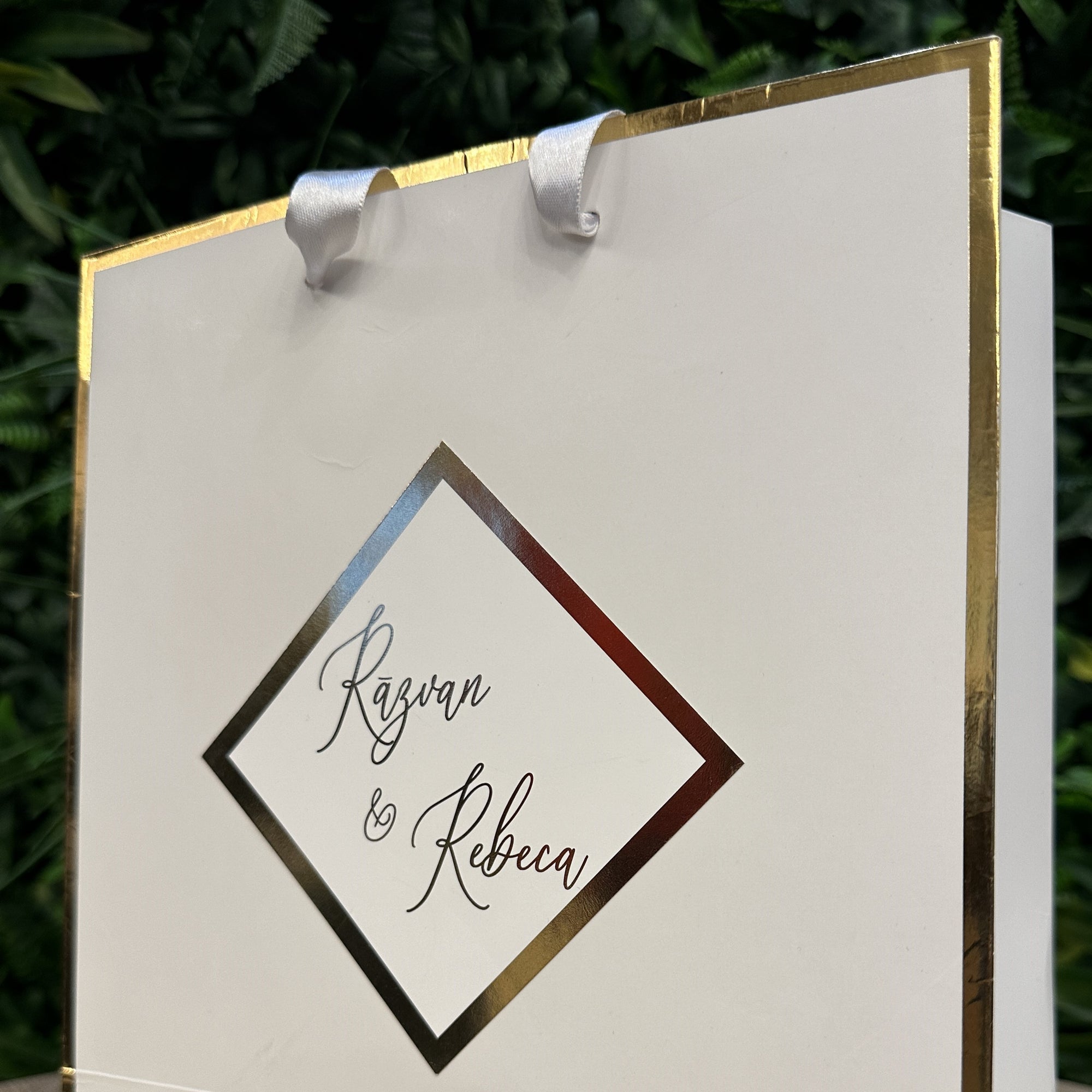 Pungă cadou albă cu accente aurii personalizabilă, ideală pentru nuntă, botez, aniversare și evenimente corporate – Diandra Events.