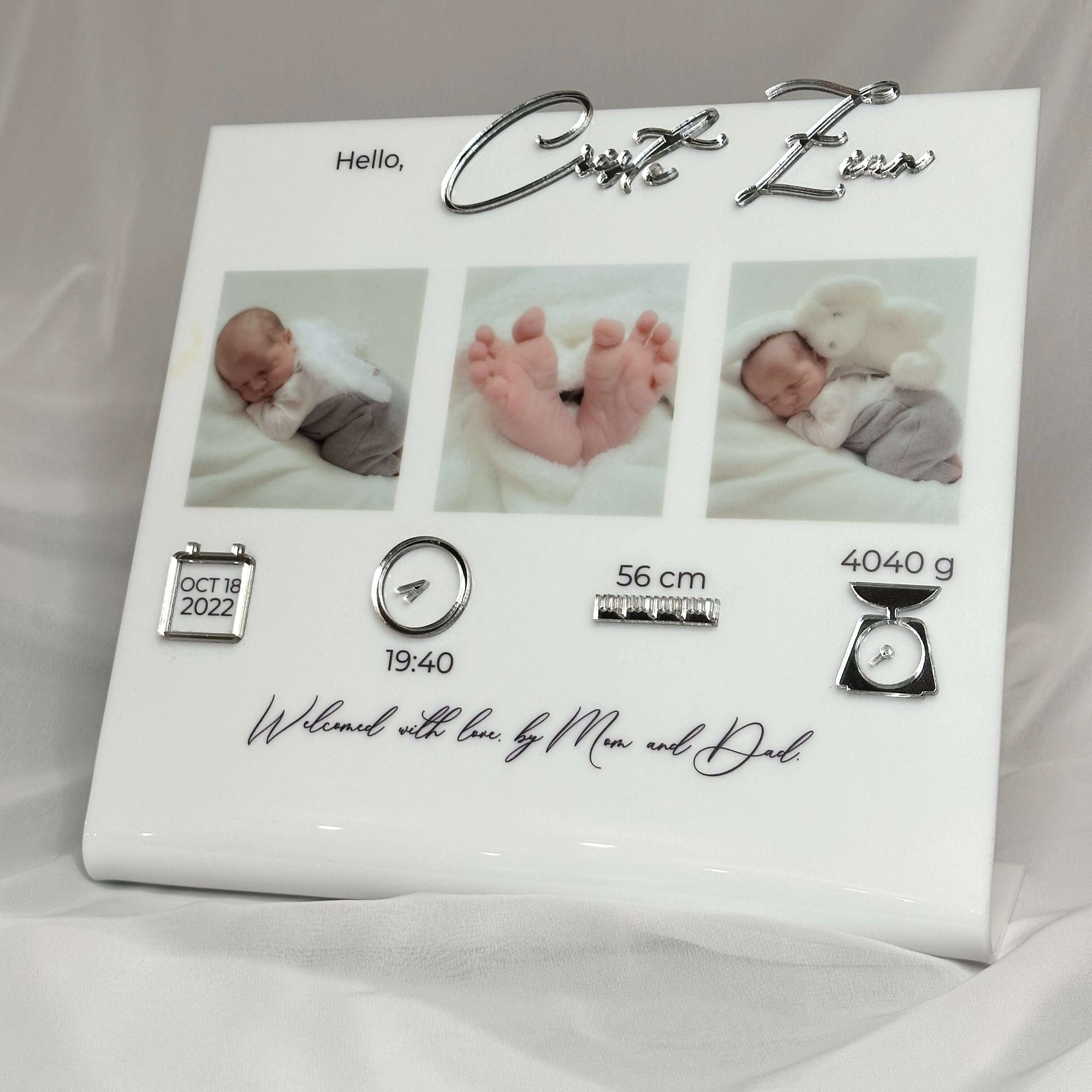 Tablou acril personalizabil cu poze bebeluș, date naștere și detalii gravate, finisaj argintiu premium, cadou nou-născut realizat manual de Diandra Events