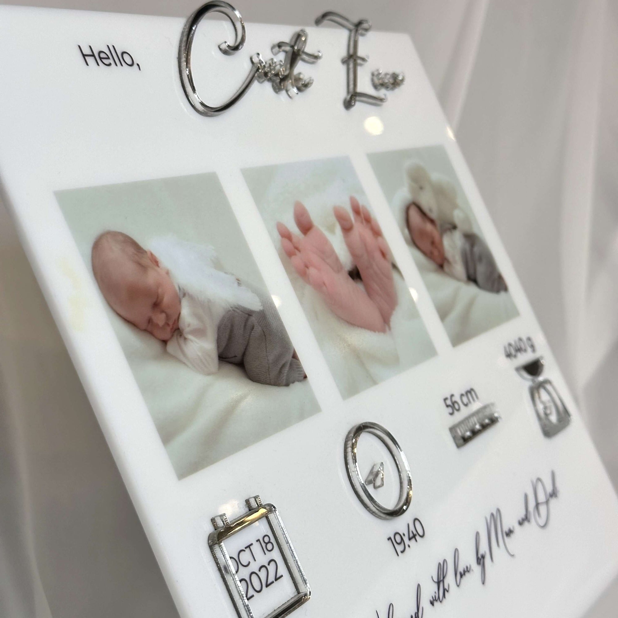 Tablou acril alb personalizabil cu 3 fotografii bebeluș, nume, dată, greutate și lungime, design argintiu elegant, cadou premium nou-născut  Diandra Events.