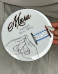 Tablou rotund acril personalizabil naștere fetiță cu brățara bebelușului – cadou premium nou-născut, amintire botez – Diandra Events