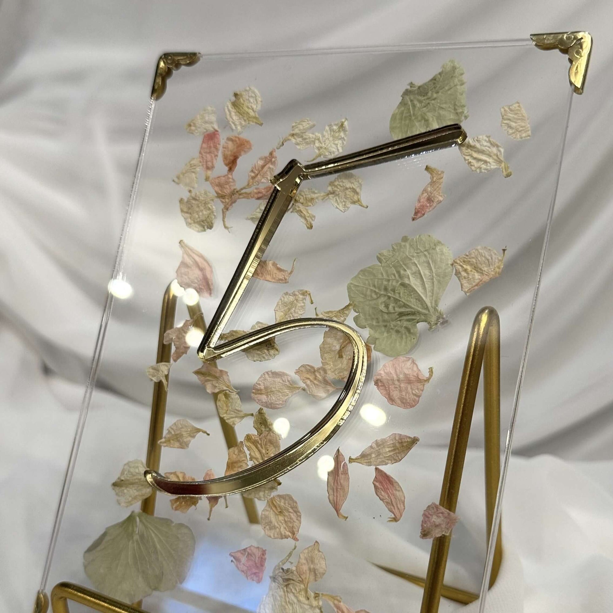 Număr de masă nuntă din plexiglas 12x17 cm, design floral cu flori uscate și colțuri aurii, accesoriu de decor premium by Diandra Events