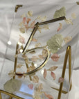 Număr de masă plexiglas transparent cu flori uscate pastel și număr auriu în relief, decor elegant pentru nuntă premium Diandra Events