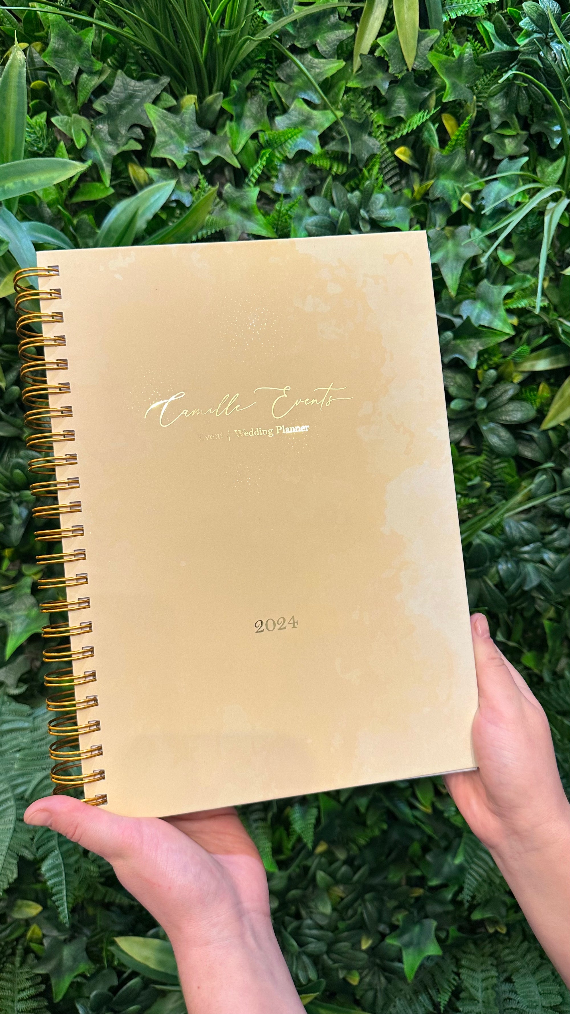 Agendă personalizată premium cu folio auriu pentru cadouri corporate – Diandra Events
