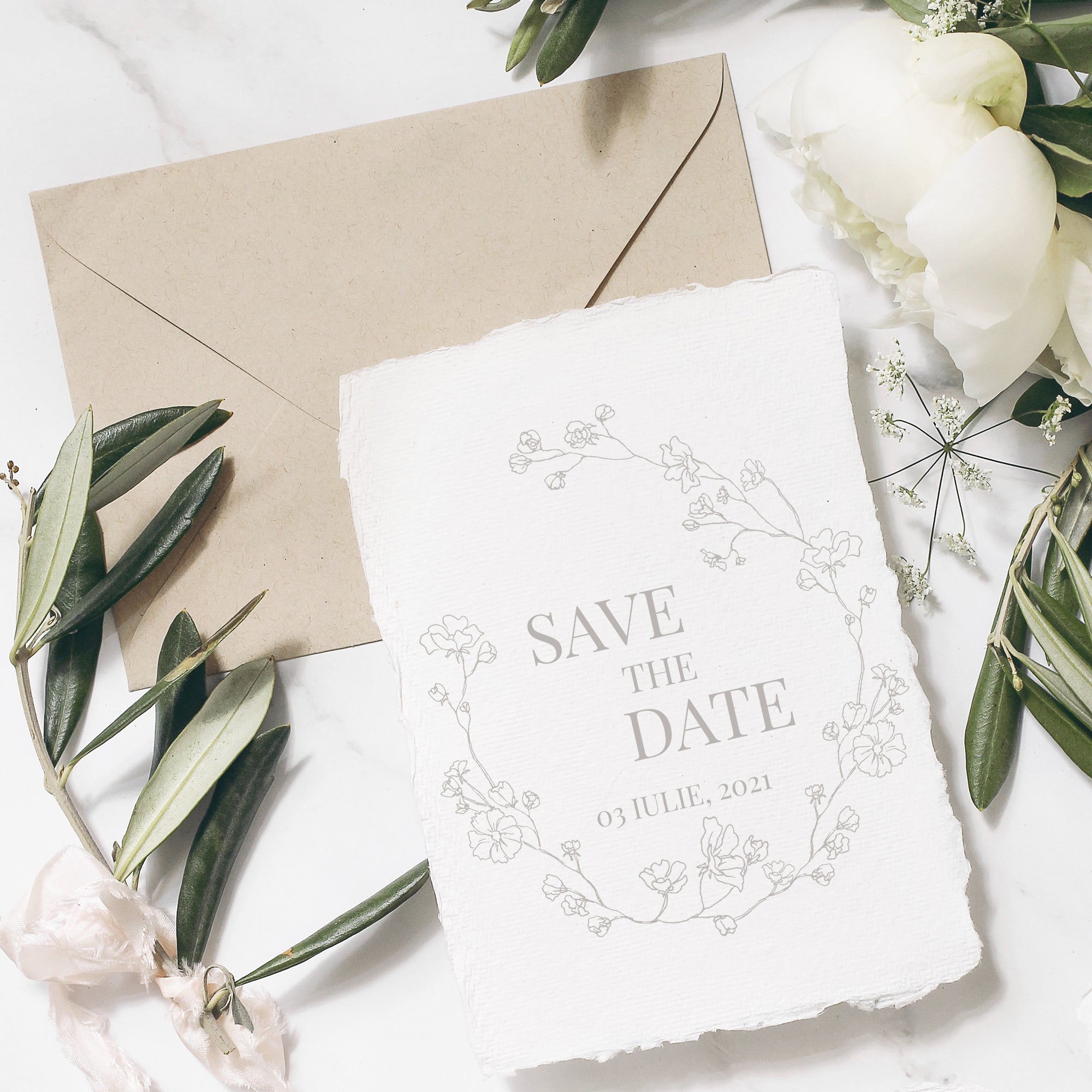 Invitație florală minimalistă handmade, hârtie manuală albă, design modern personalizat Diandra Events