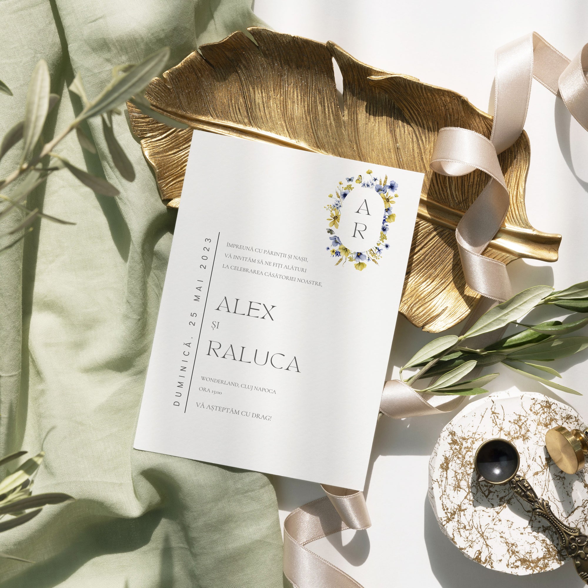 Invitație nuntă Sarah florală albastru și galben vibrant, design elegant premium papetărie de lux – Diandra Events