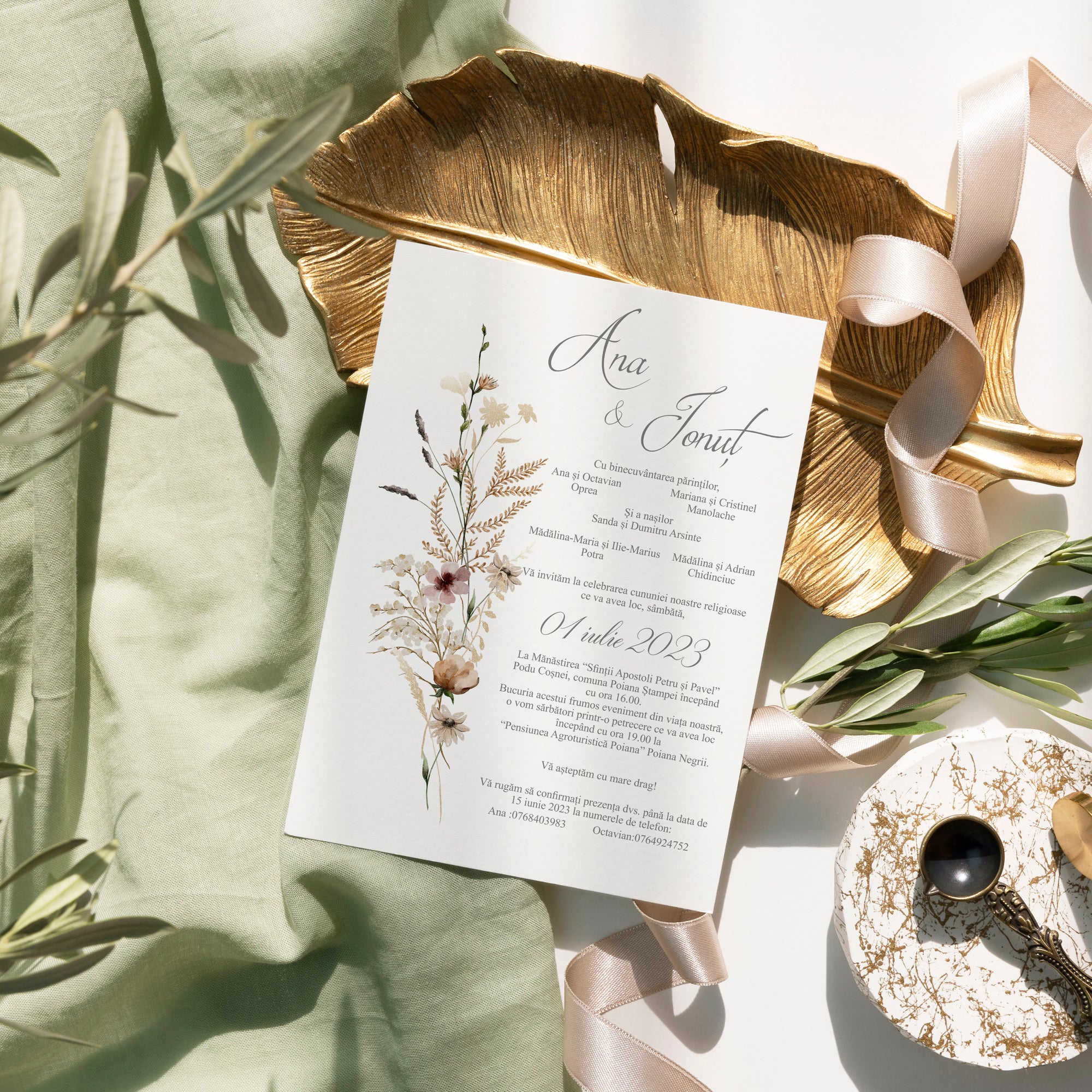 Invitație de nuntă florală Anne, decorată cu flori sălbatice delicate. Design romantic premium, parte din papetăria de lux Diandra Events.